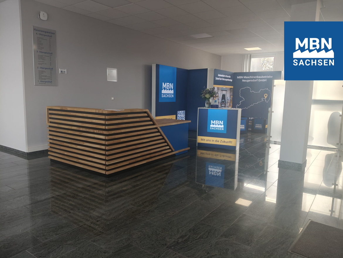 Modrý recepční pult pro společnost MBN Maschinenbaubetriebe Neugersdorf GmbH (Německo)