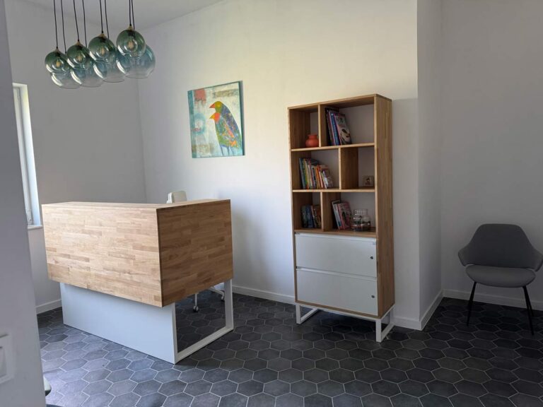 Nábytek pro recepci psychiatrické ordinace ve Vratislavi