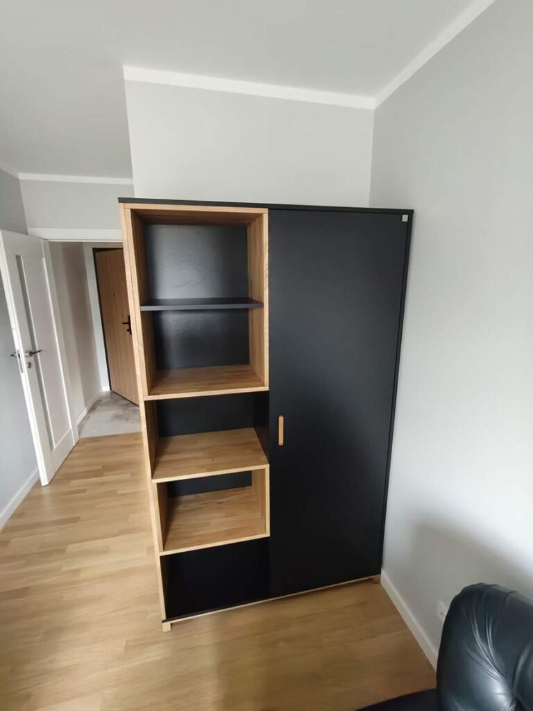 Šatní skříň s policemi do bytu pana Wiesława z Varšavy