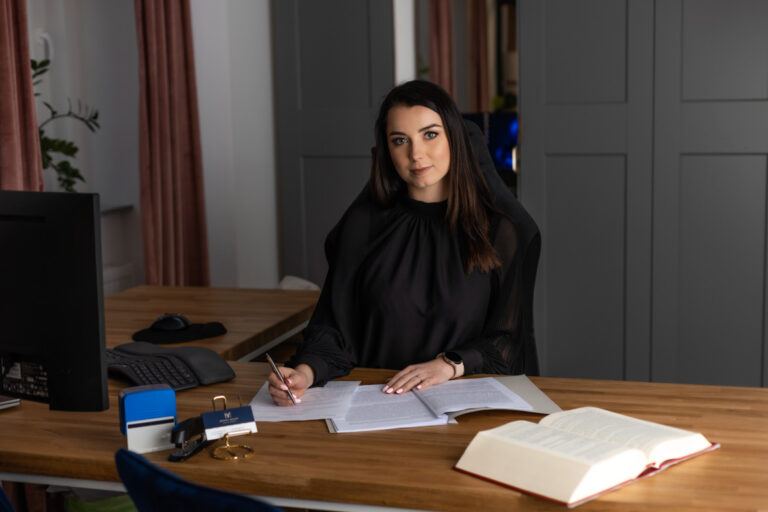 Bílý rohový psací stůl pro paní Martu - právní poradkyni z Olawy u Vratislavi
