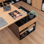 Počítačový stůl s černým rámem a deskou v dekoru dubu