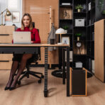 Stůl se širokou deskou pro moderní kancelářské interiéry