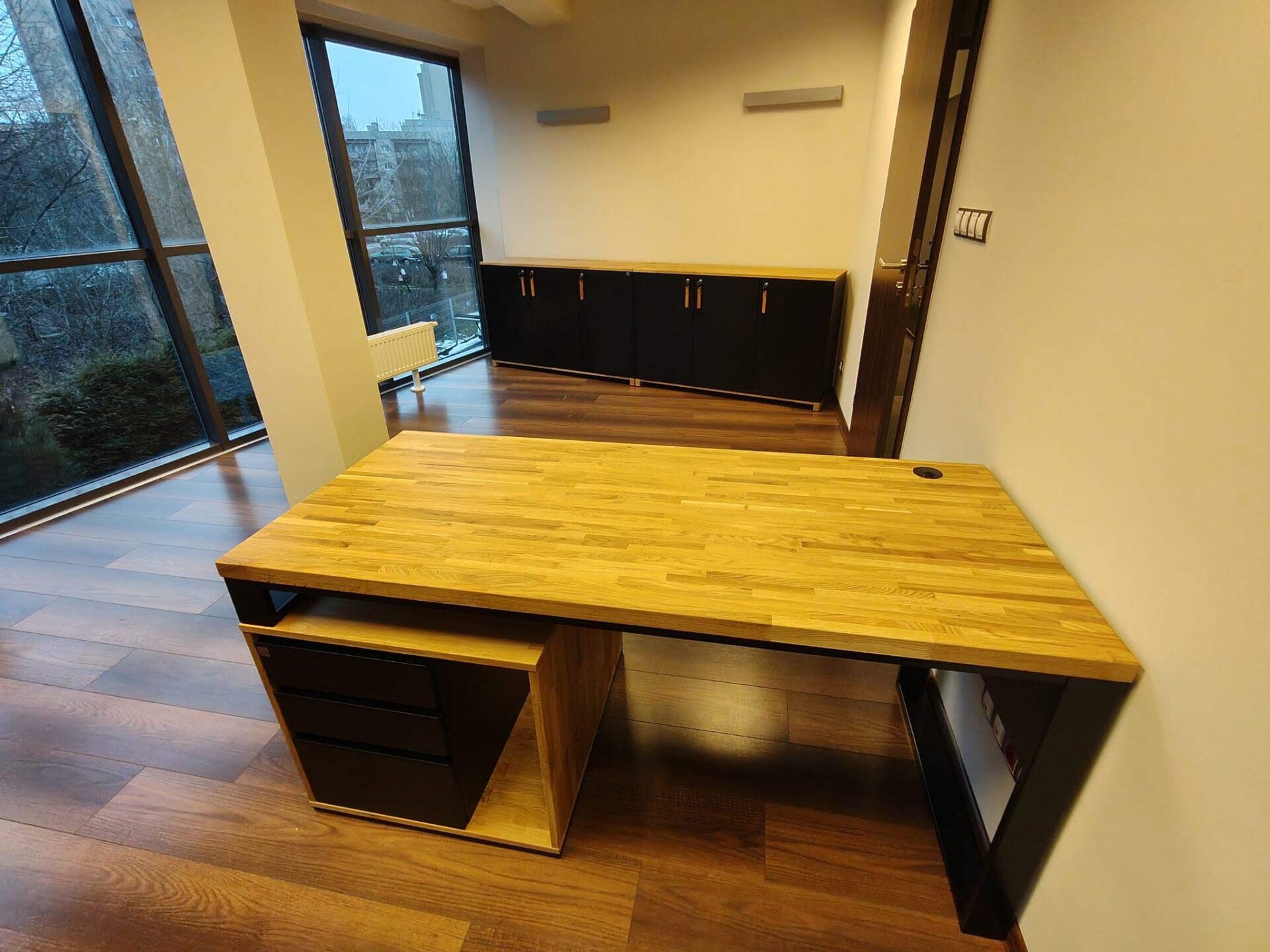 Biurko z zabudową szaf dla Pani Anny z branży finansowej w Krakowie