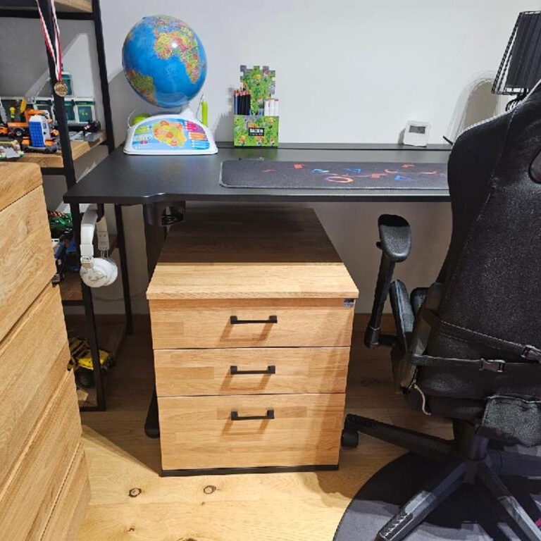 Dřevěný kancelářský podstavec pro paní Emilii z Poznaně