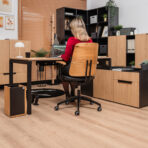 velký počítačový stůl s černou podnoží a dřevěnou deskou