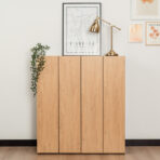 Čtyřdveřová komoda v moderním stylu pro elegantní interiéry