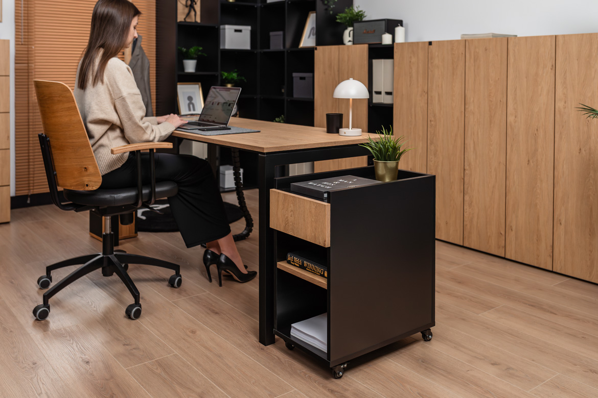 stable-desk-multi-time-work Stabilní stůl pro dlouhé hodiny práce
