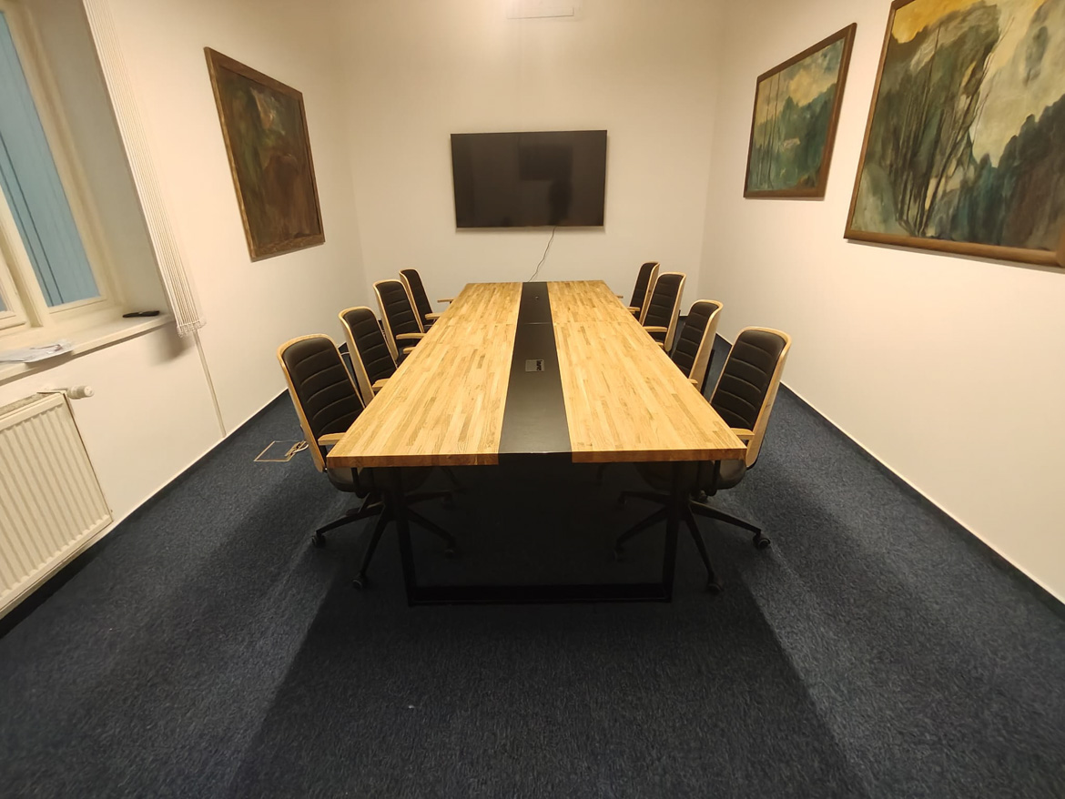 Konferenční stůl s dubovou deskou pro Stavba K.s., Brno