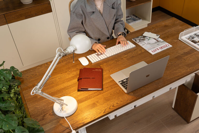 Kancelářský stůl s dřevěnou deskou