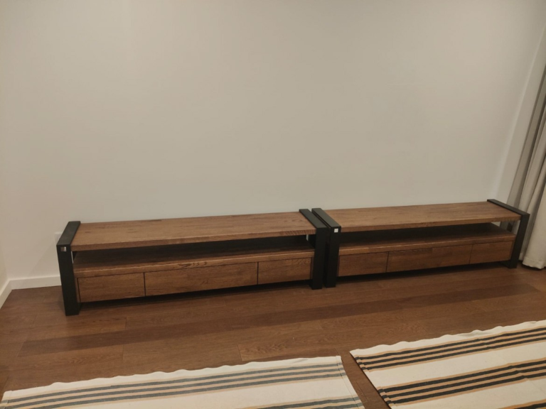 Dvě skříně RTV z kubánského dřeva cigaro do bytu paní Lucyny v Lublinu