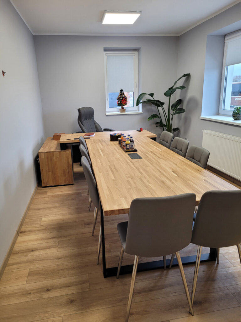 Kompletní kancelářský nábytek pro PKTiUK Belchatow Municipality