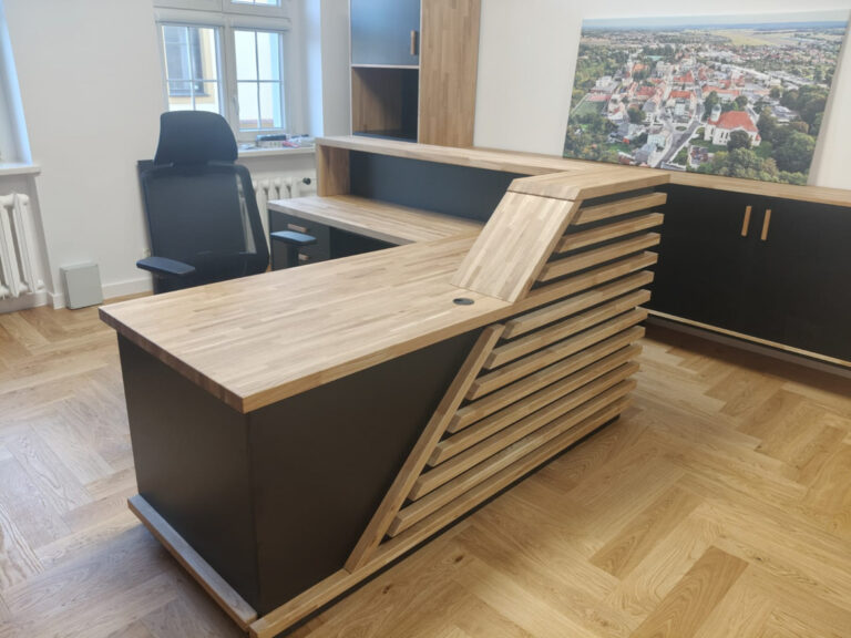 Recepční pult s podstavcem pro sídlo obecní rady Sycova