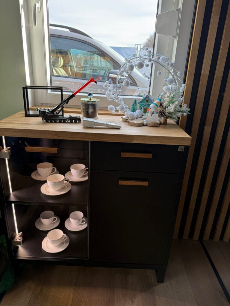 Skříňka pro kávovar na espresso pro pana Michala z oblasti služeb v Mazovském vojvodství