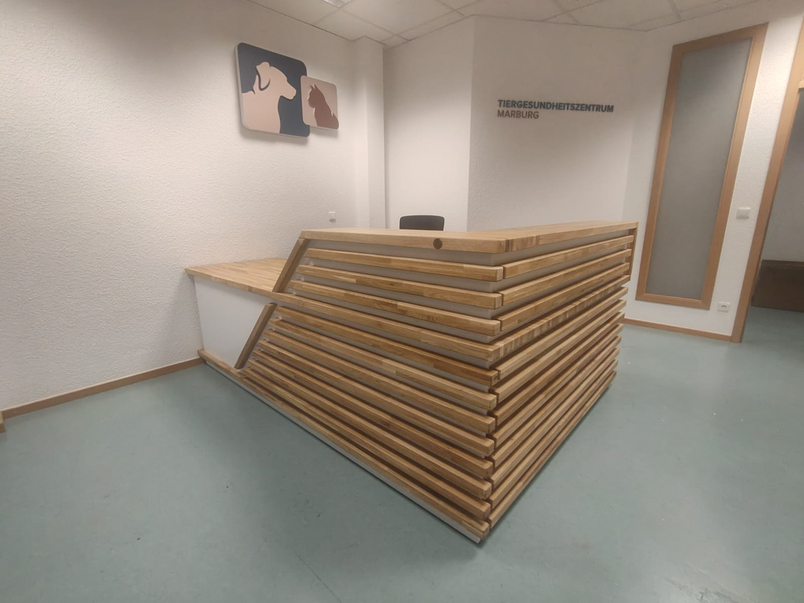 Biała lada recepcyjna dla Centrum Zdrowia Zwierząt w Marburgu