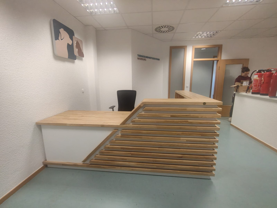 Bílý recepční pult střediska Marburg Animal Health Centre
