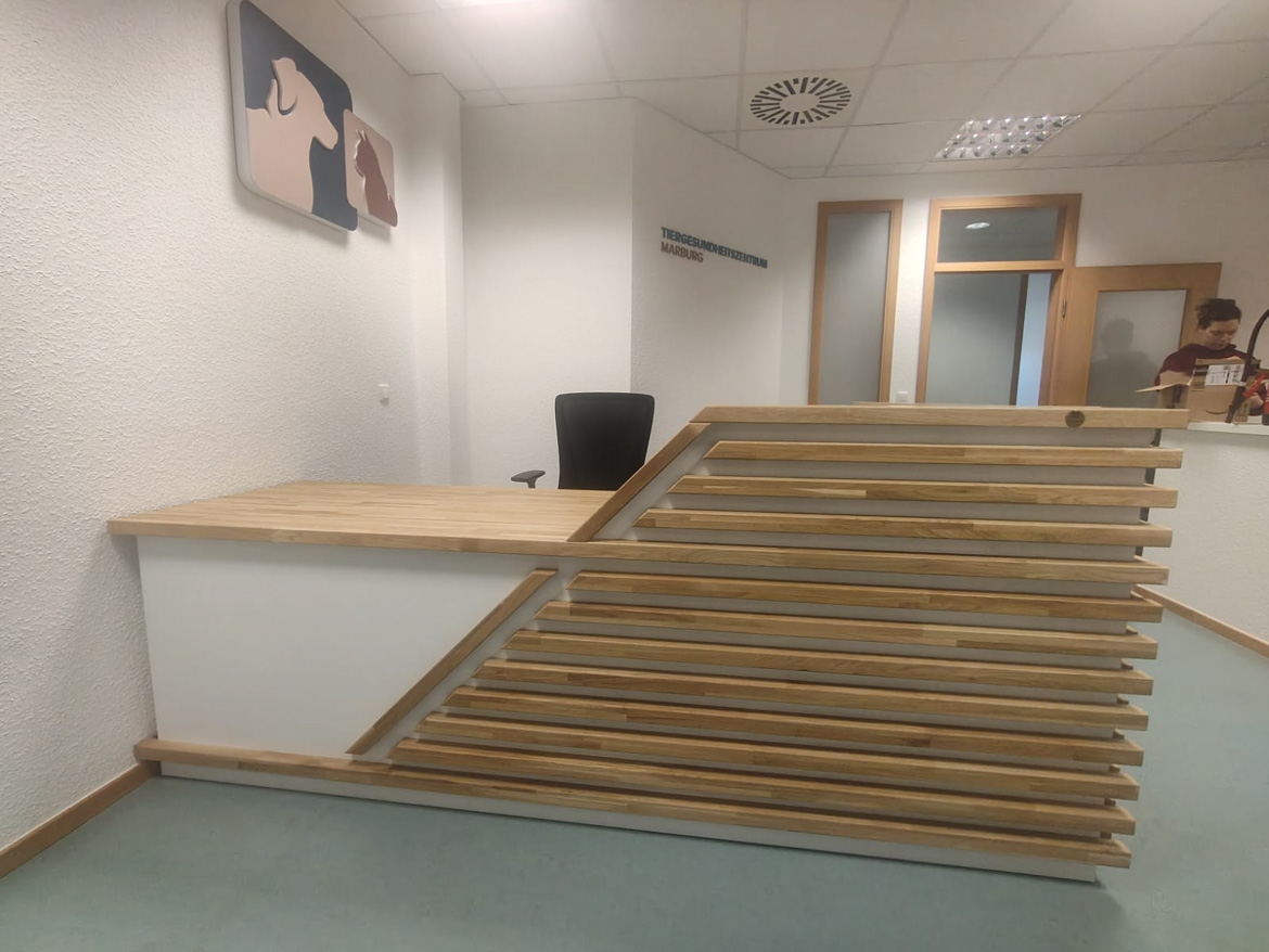 Biała lada recepcyjna dla Centrum Zdrowia Zwierząt w Marburgu