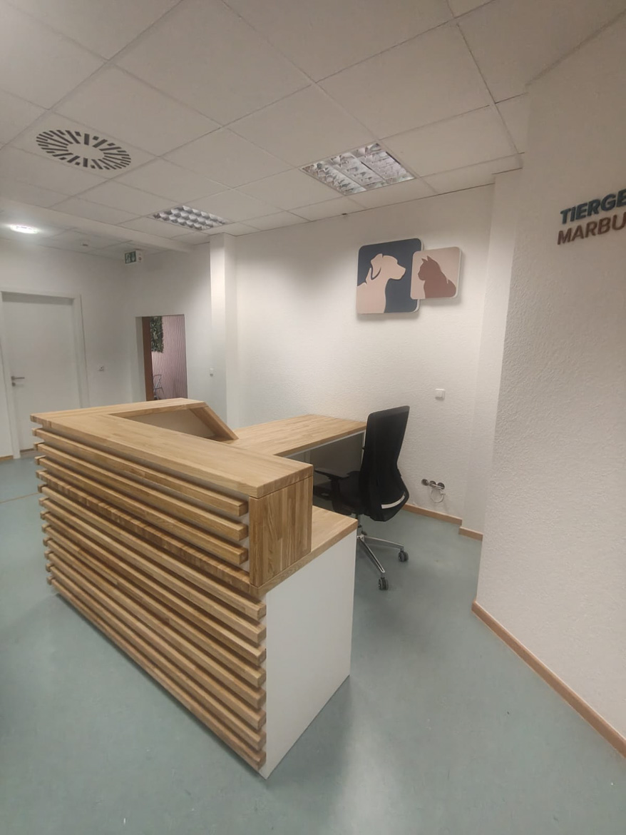 Biała lada recepcyjna dla Centrum Zdrowia Zwierząt w Marburgu