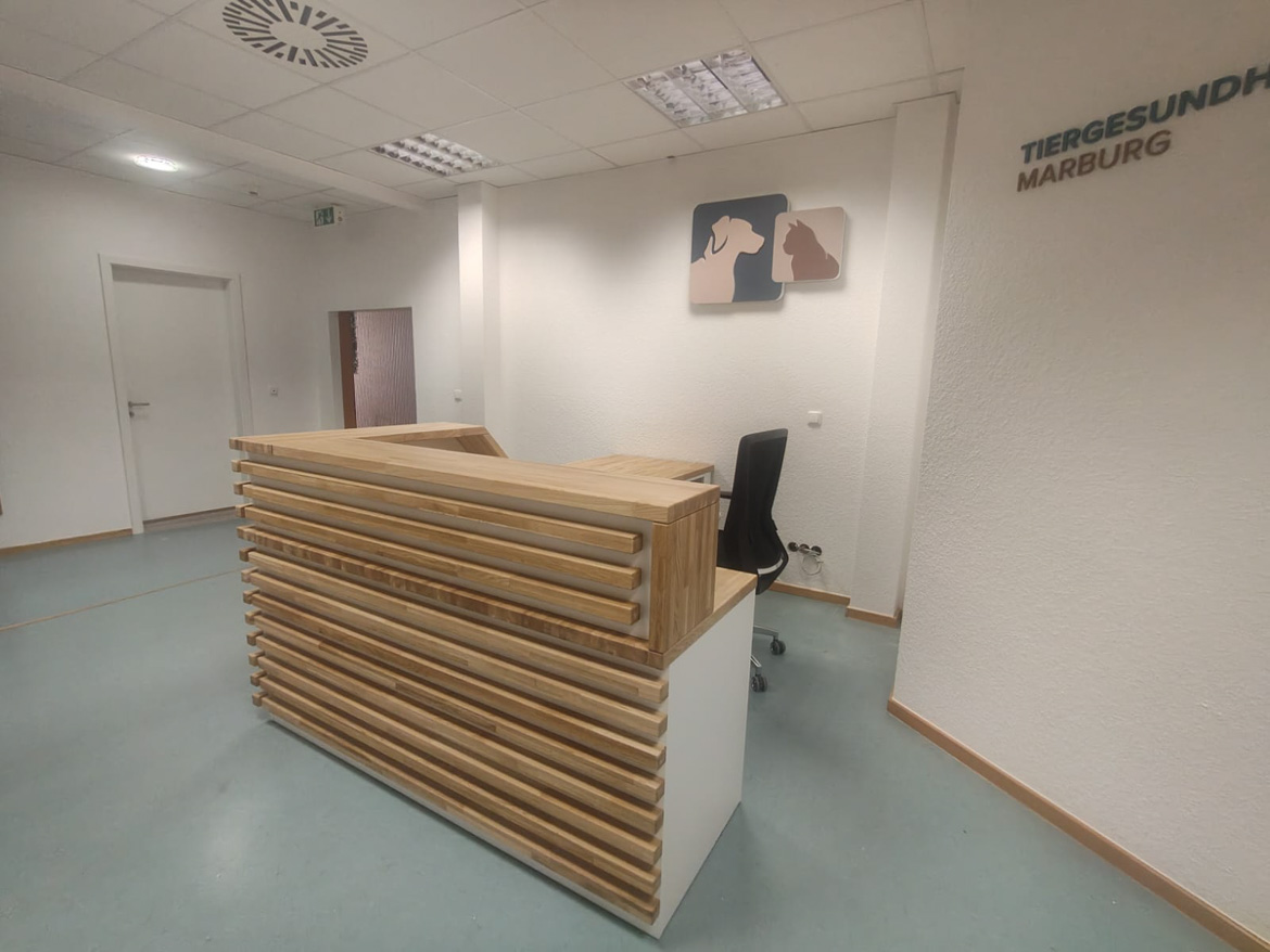 Biała lada recepcyjna dla Centrum Zdrowia Zwierząt w Marburgu