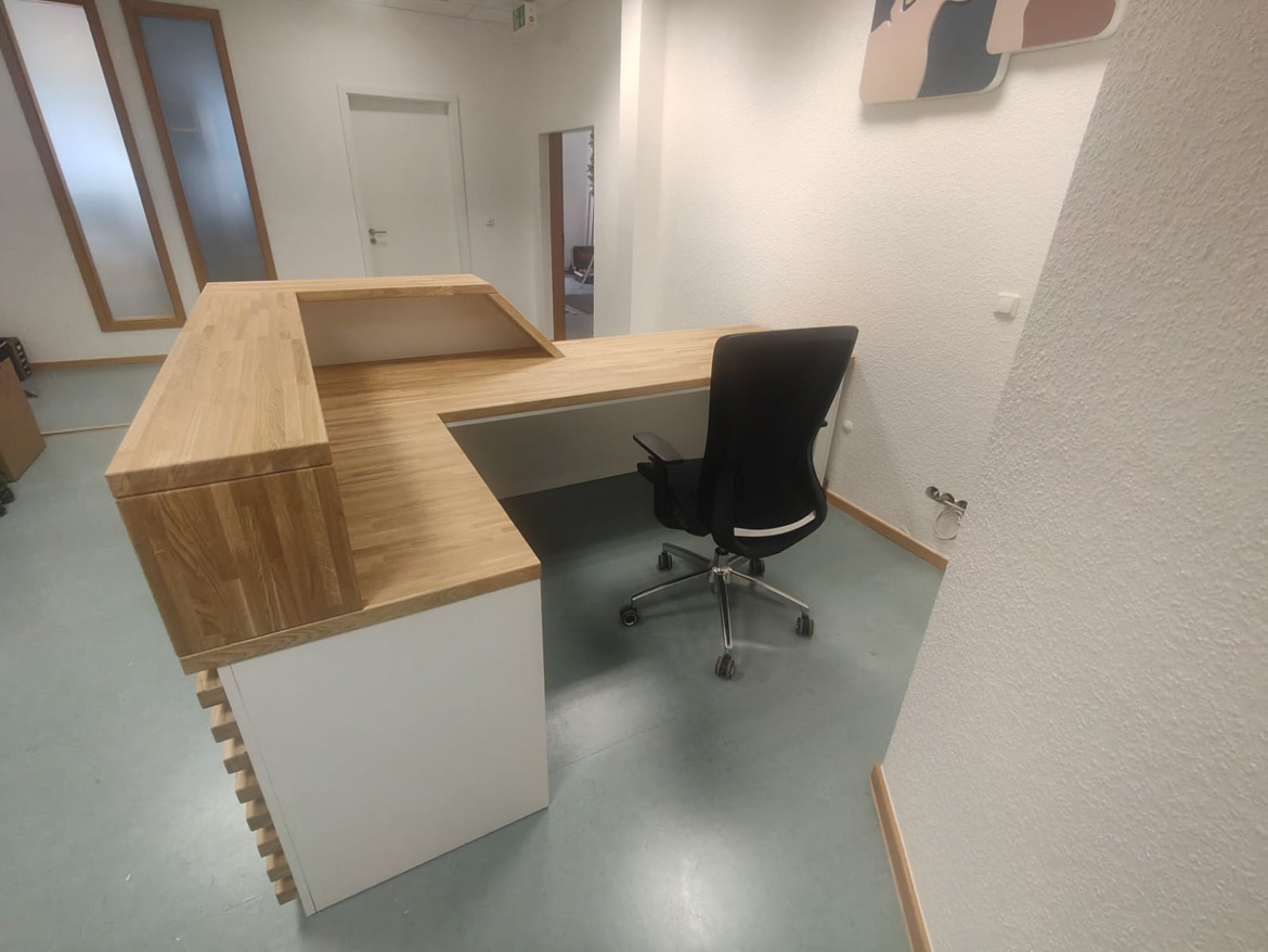 Biała lada recepcyjna dla Centrum Zdrowia Zwierząt w Marburgu