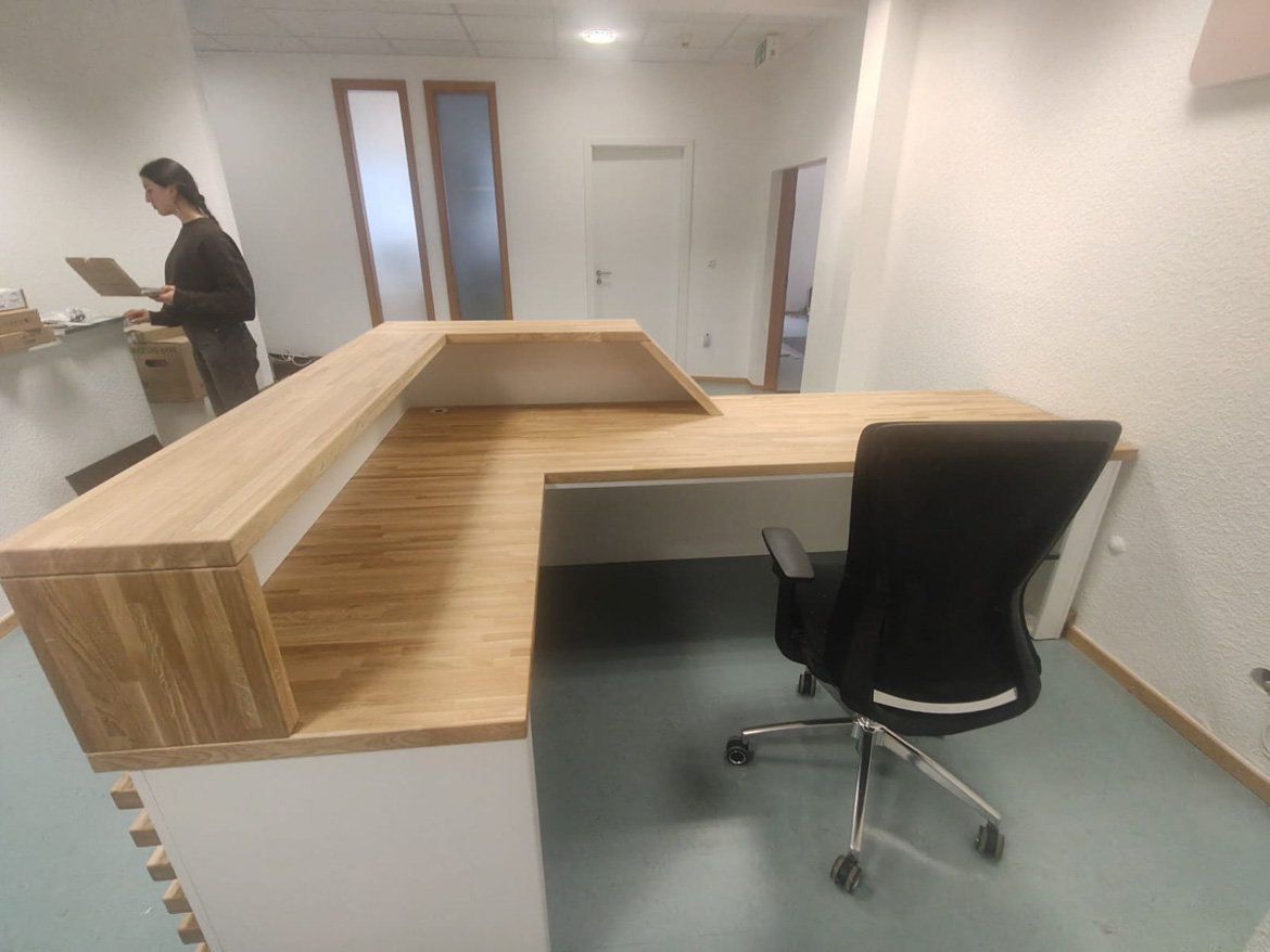 Biała lada recepcyjna dla Centrum Zdrowia Zwierząt w Marburgu