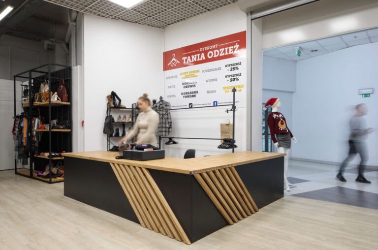 Recepční pult a vybavení prodejny Tania Odzież Discount v Krakově