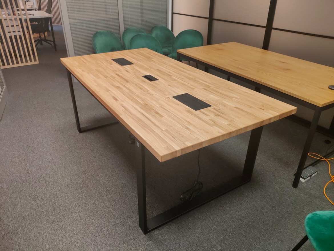 Stoły konferencyjne z akcesoriami w blacie dla firmy z branży IT w Warszawie