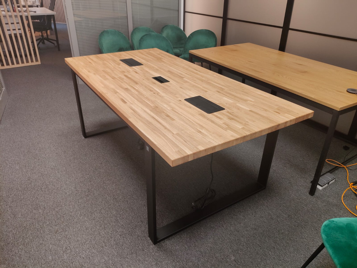 Stoły konferencyjne z akcesoriami w blacie dla firmy z branży IT w Warszawie