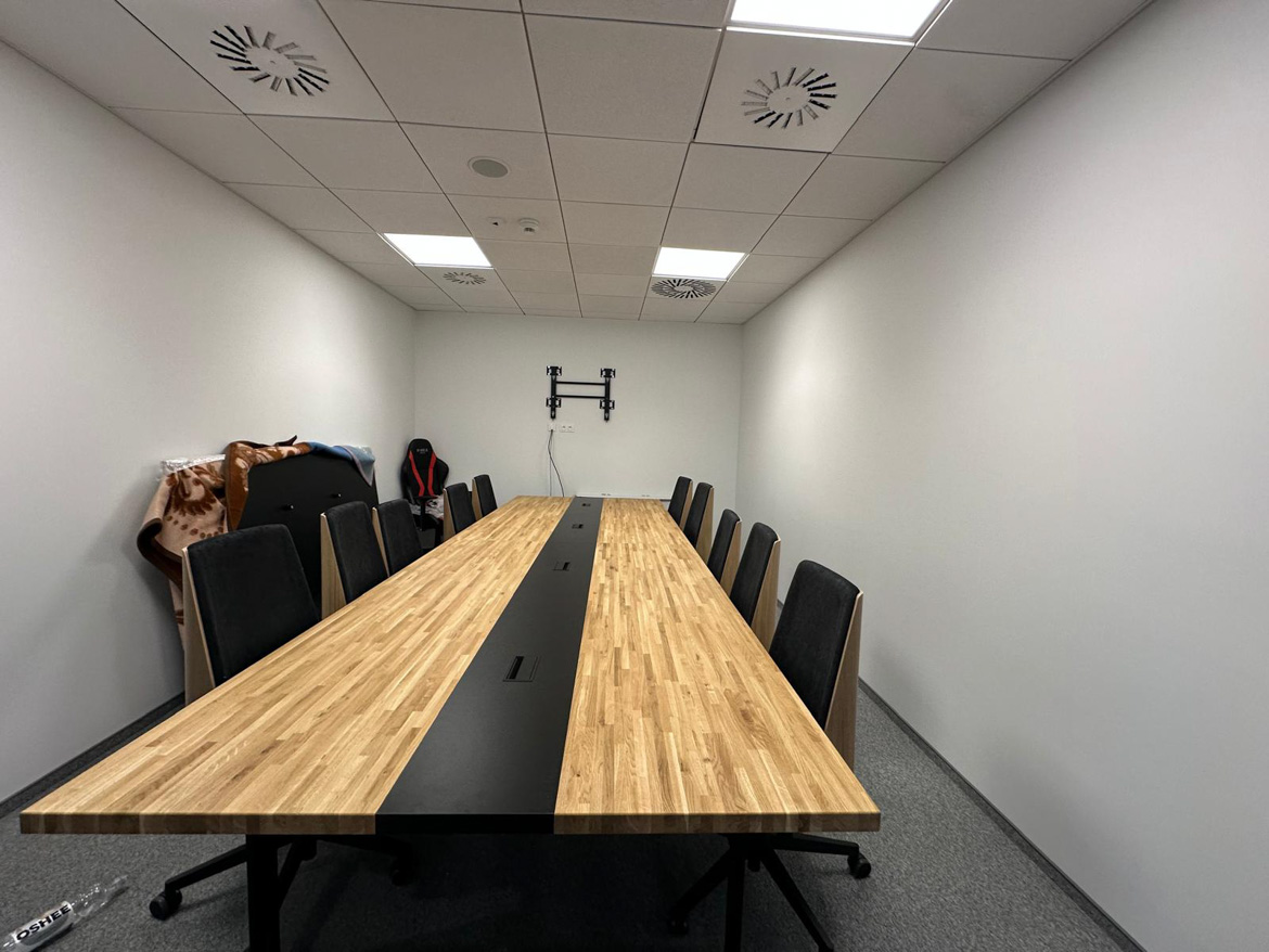 Velký konferenční stůl do zasedací místnosti ve Varšavě