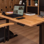 loftový psací stůl s dřevěnou deskou a kovovou konstrukcí do moderní kanceláře