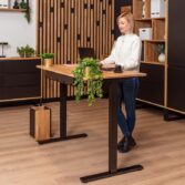 pracovní stůl k počítači s deskou z přírodního dubu a ergonomickou židlí