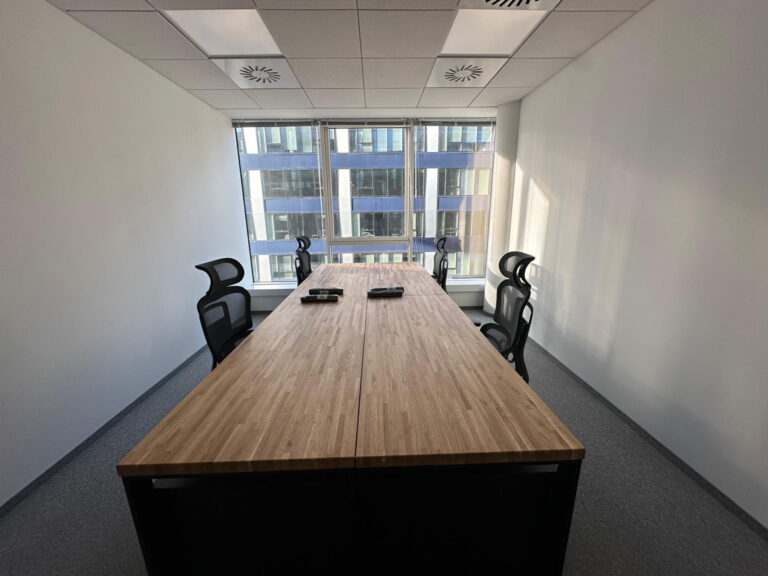 Pracovní stanice pro 4 osoby pro společnost Safe Rent ve Varšavě