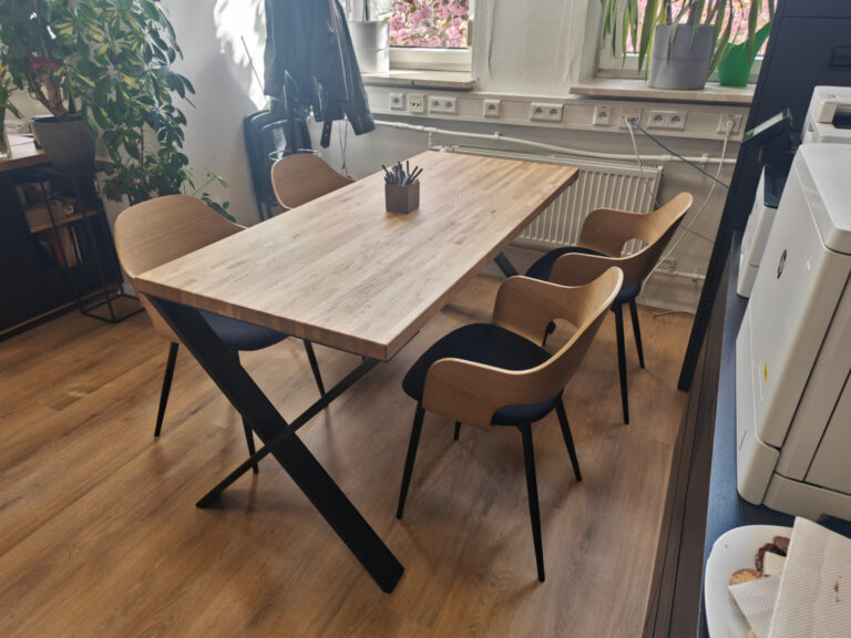 X Průmyslový stůl Loft pro Polsko-japonskou akademii informačních technologií ve Varšavě
