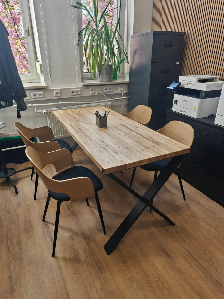 Stół industrialny X Loft dla Polsko-Japońskiej Akademii Technik Komputerowych w Warszawie