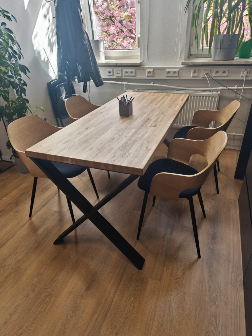 Stół industrialny X Loft dla Polsko-Japońskiej Akademii Technik Komputerowych w Warszawie