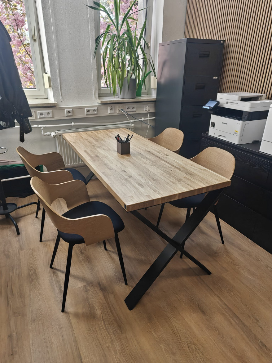 Stół industrialny X Loft dla Polsko-Japońskiej Akademii Technik Komputerowych w Warszawie