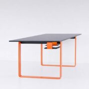 designový kancelářský stůl v oranžové barvě 2026