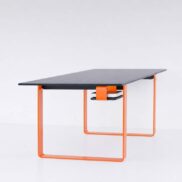 designový kancelářský stůl v oranžové barvě 2026
