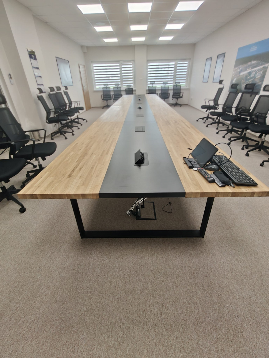 Duży stół konferencyjny 800x150 cm dla firmy Animex w Starachowicach