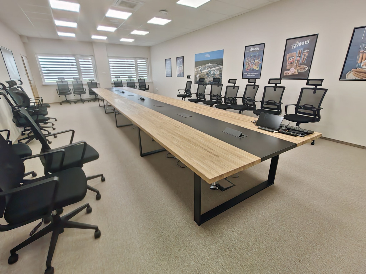 Duży stół konferencyjny 800x150 cm dla firmy Animex w Starachowicach