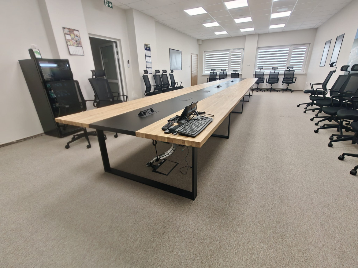 Duży stół konferencyjny 800x150 cm dla firmy Animex w Starachowicach