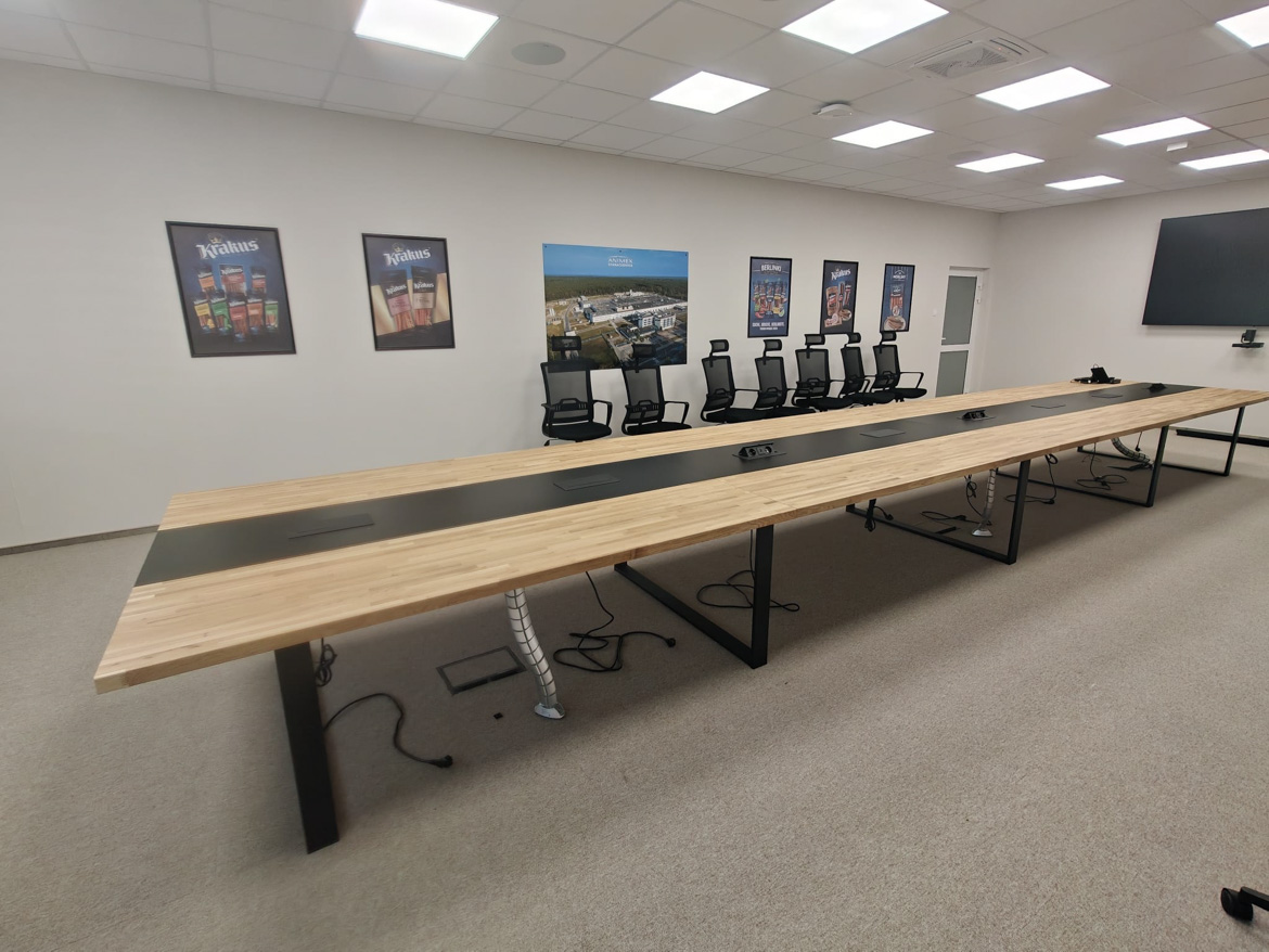 Duży stół konferencyjny 800x150 cm dla firmy Animex w Starachowicach