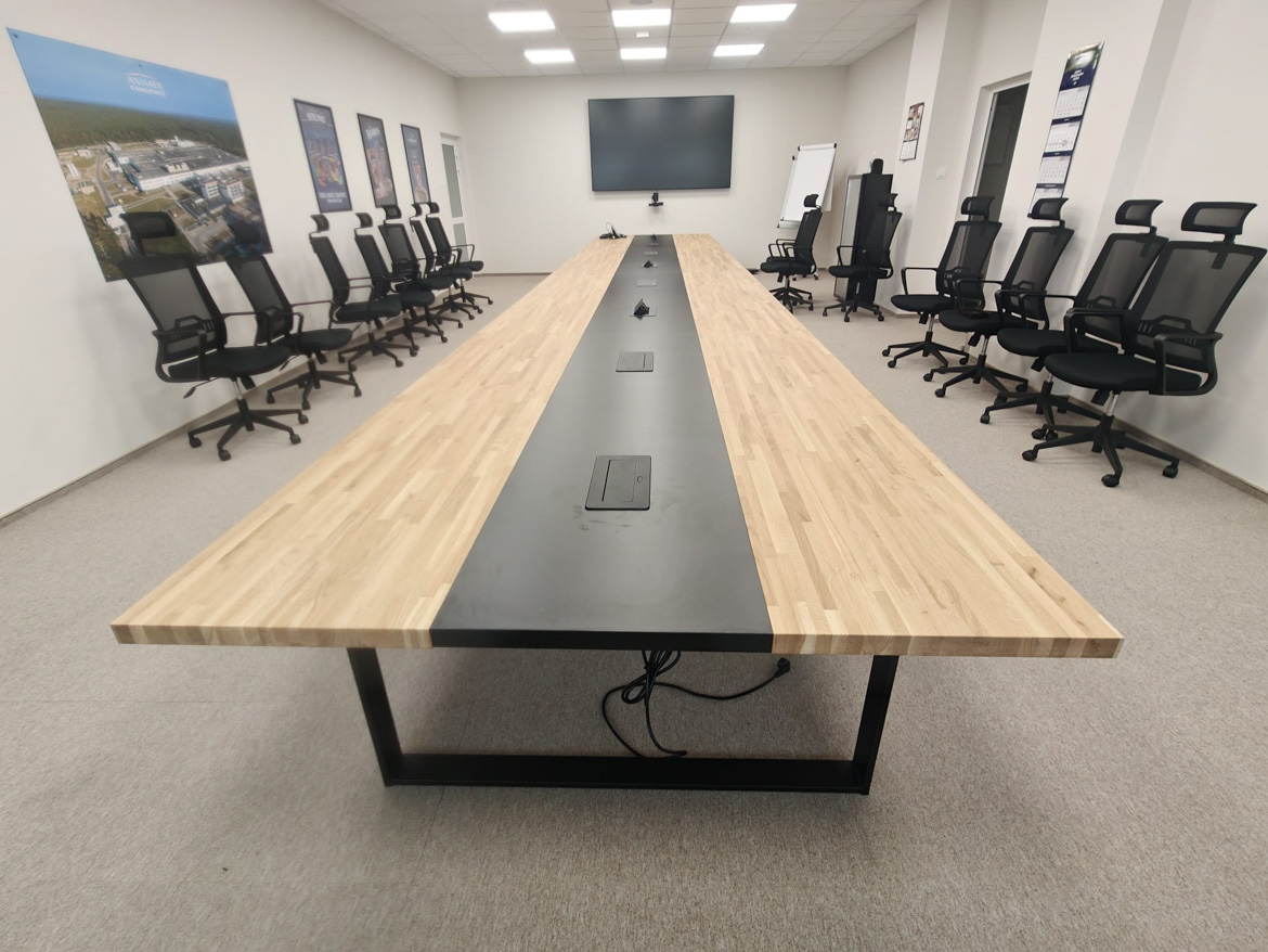 Duży stół konferencyjny 800x150 cm dla firmy Animex w Starachowicach