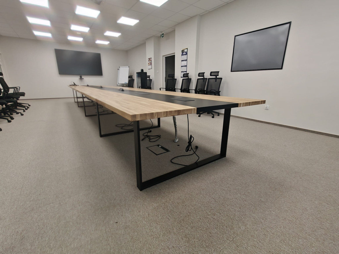 Duży stół konferencyjny 800x150 cm dla firmy Animex w Starachowicach