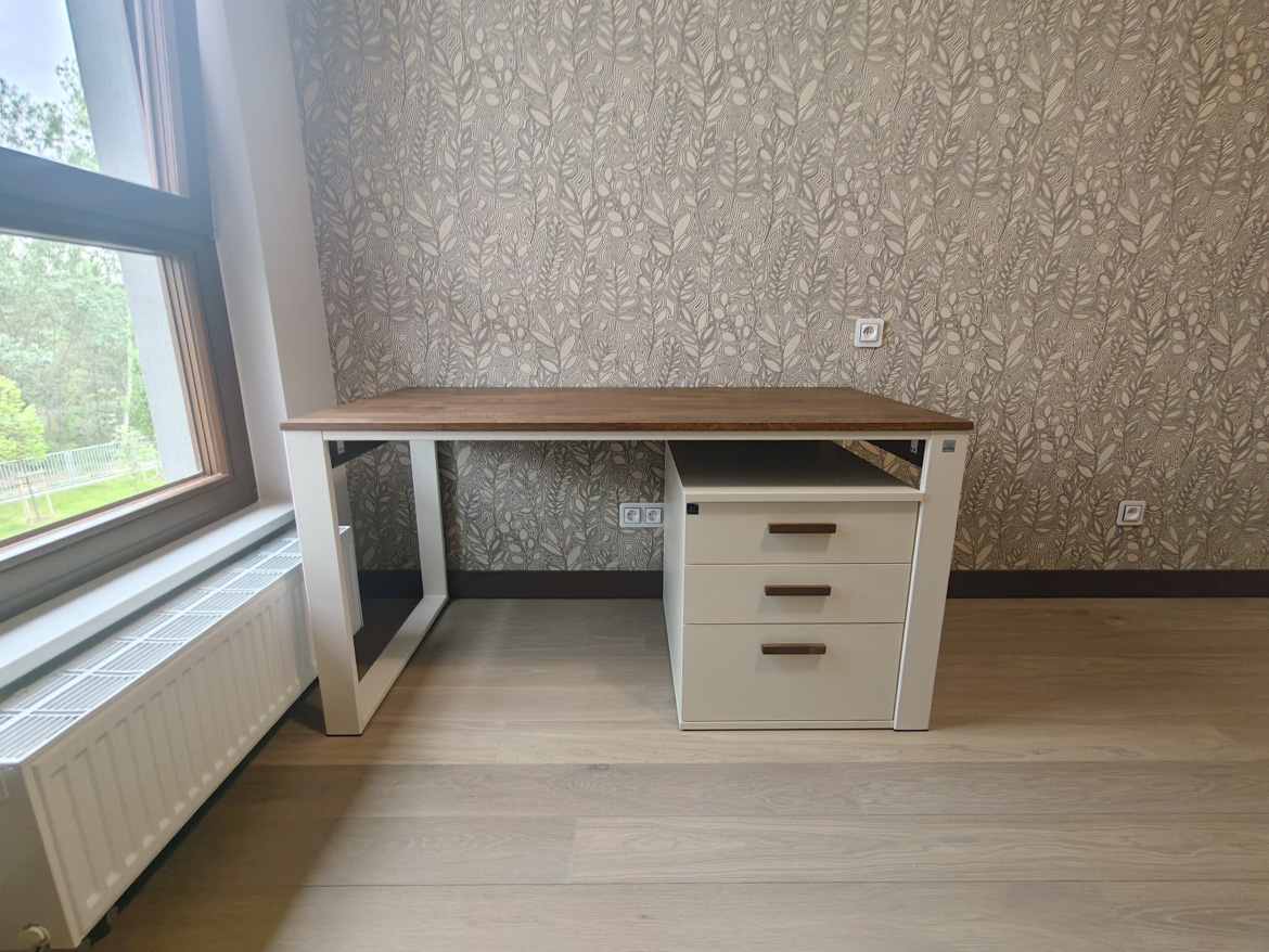 Klasický psací stůl s tmavou dřevěnou deskou pro paní Agatu z Varšavy