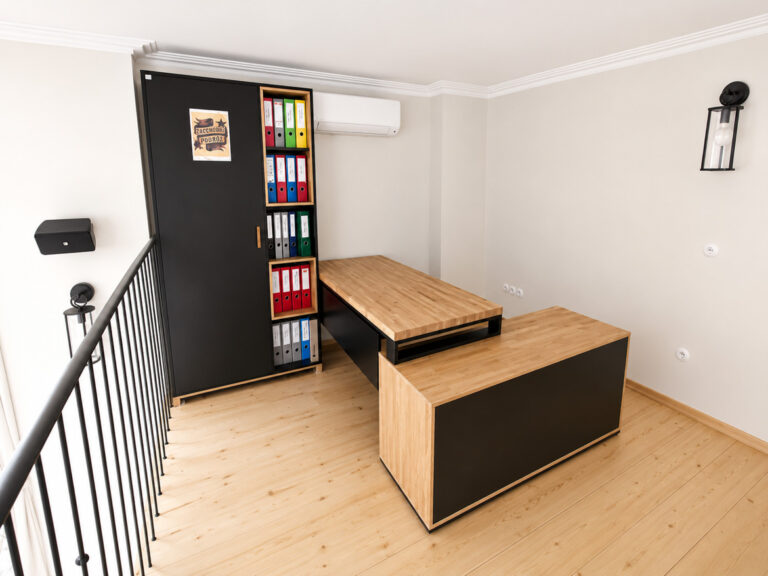 Mezaninový kancelářský nábytek pro Milestone Real Estate ve Varšavě