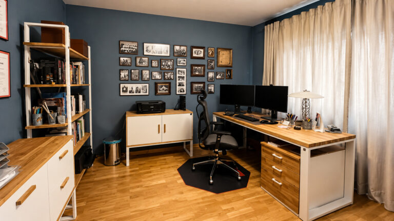 Bílý kancelářský nábytek do architektonické kanceláře v Puławách nedaleko Lublinu