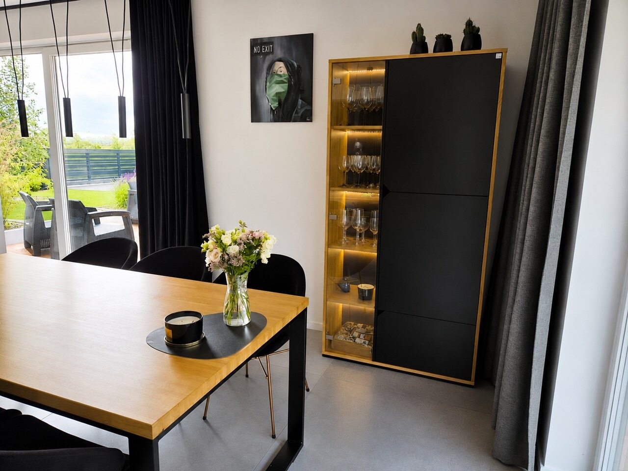 jídelní stůl s dubovou deskou a vitrína s LED osvětlením