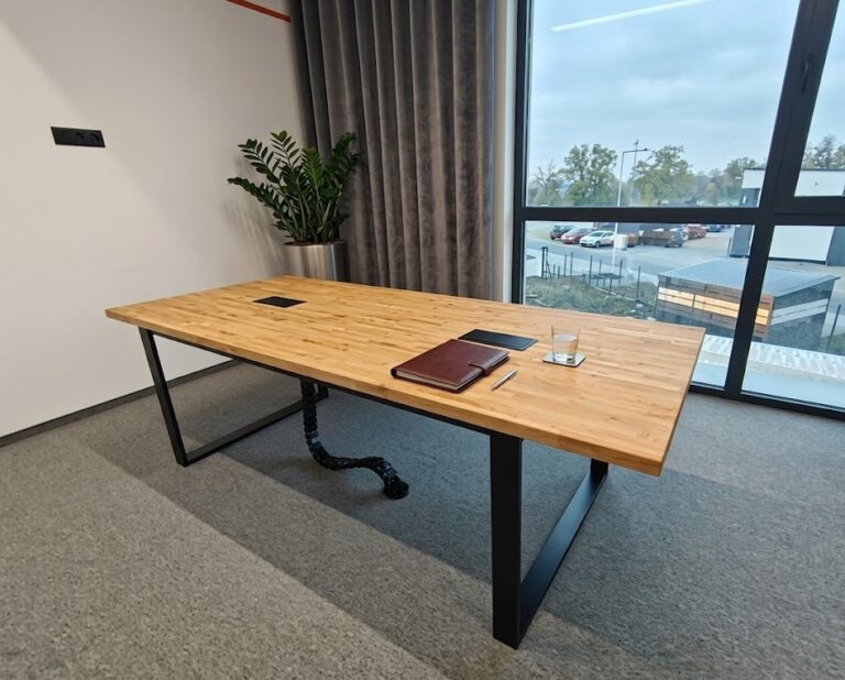 konferenční stůl v moderním designu
