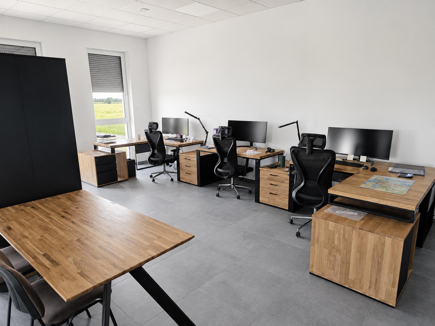 Aranżacja biura open space z wieloma stanowiskami pracy