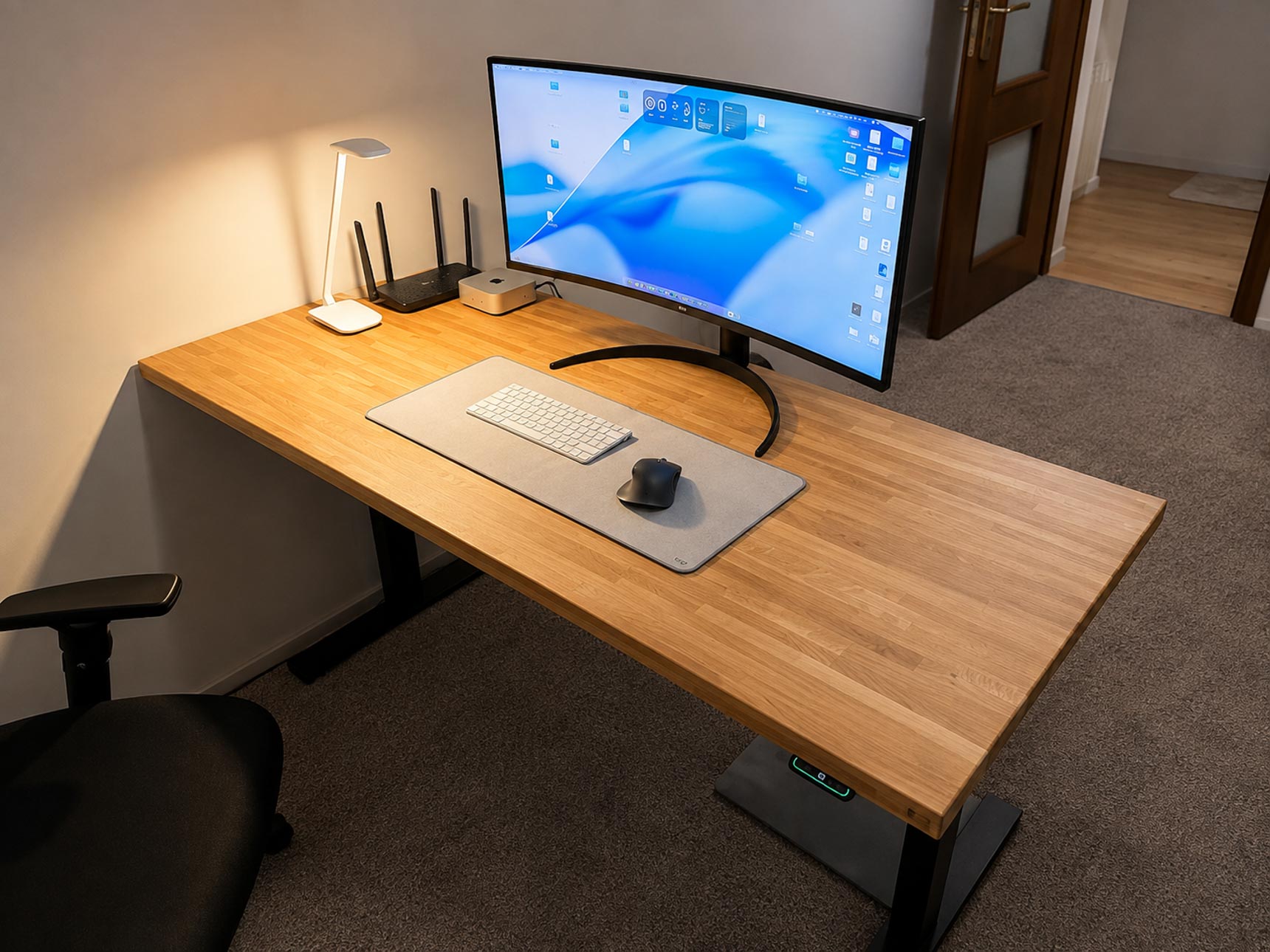 Polohovatelný psací stůl s dřevěnou deskou pro domácí kancelář